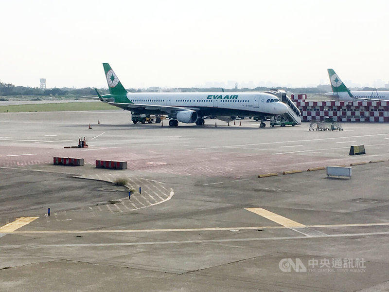 長榮航空一名機師因涉法律案件被通緝,5月31日在桃園機場出境時被限制出境。長榮航空指出,已立即安排另一名機師執飛,該航班離場未受影響。此為示意圖。中央社記者余曉涵攝 114年6月1日
