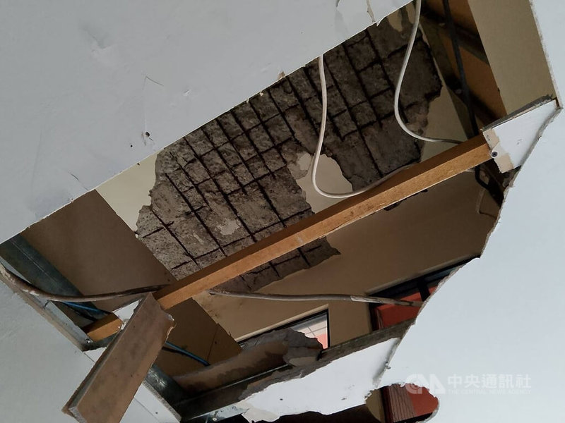 新北市新莊區某海砂屋社區5月31日發生某住家屋頂水泥剝落砸破天花板意外,造成一對小兄妹遭掉落石塊砸傷送醫,所幸傷勢無大礙。(翻攝照片)中央社記者王鴻國傳真 114年6月1日
