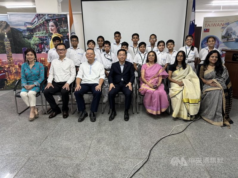 印度和台灣的教育交流再度深化,新德里常春公學(Evergreen Public School)14名小學生將在3名老師帶領下前往台灣,與新竹縣東興國小進行為期一週的交流。中央社記者李晉緯新德里攝 114年6月1日