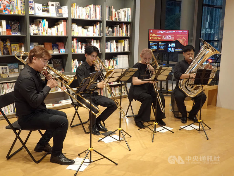 NSO國家交響樂團「來自台灣」日本巡演音樂會6月2日、4日將在東京演出,NSO的4位演奏家在東京舉行快閃演奏。圖左起為長號首席李昆穎、長號演奏家陳志承、低音長號演奏家彭曉昀、低音號首席藤田敬介。中央社記者楊明珠東京攝 114年6月1日