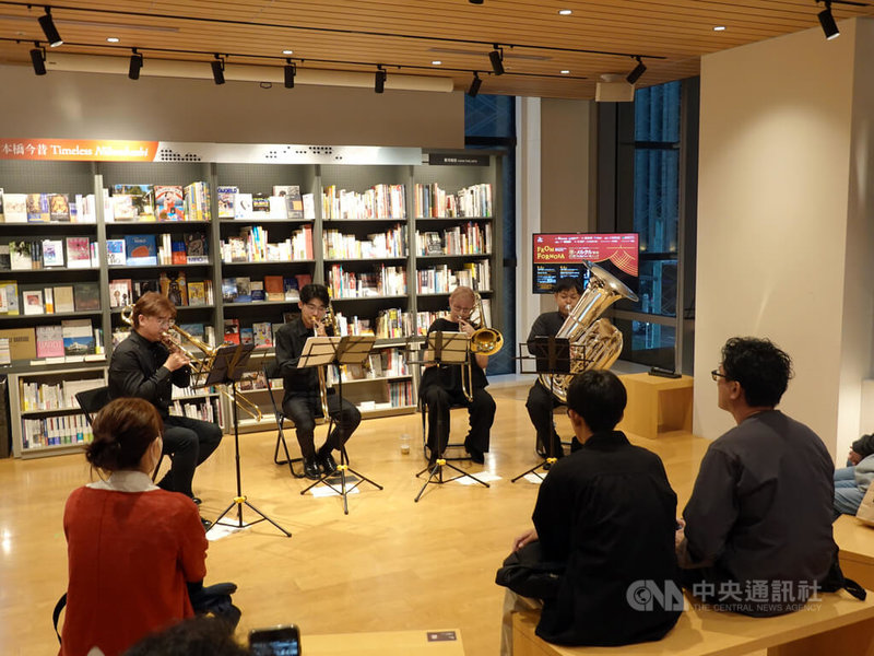 NSO國家交響樂團「來自台灣」日本巡演音樂會6月2日、4日將在東京演出。4位演奏家1日在東京誠品生活日本橋舉行快閃演奏,博得聽眾熱烈掌聲。中央社記者楊明珠東京攝 114年6月1日