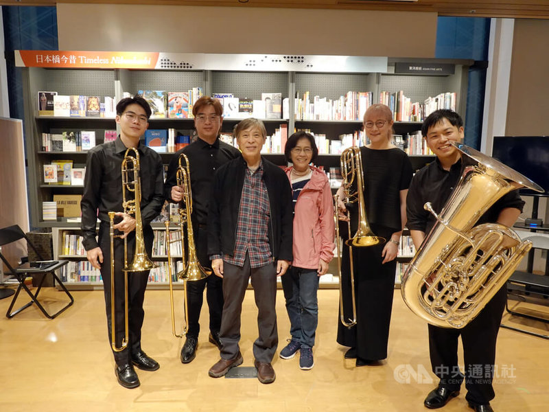 NSO國家交響樂團日本巡演音樂會繼在熊本、大阪巡演後,6月2日、4日將在東京演出。4位演奏家1日在東京誠品生活日本橋舉行快閃演奏,旅居日本多年的台灣歌謠詩人陳維斌(左3)偕妻子前來聆聽。中央社記者楊明珠東京攝 114年6月1日