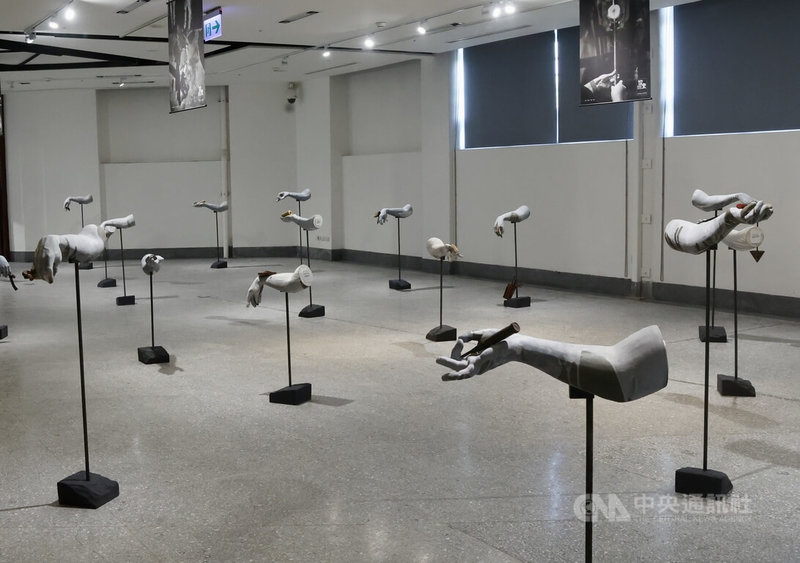 國立台灣工藝研究發展中心「位來•2025台灣工藝展」1日在台北當代工藝設計分館開展,展區「守藝」聚焦「從工具到工藝」的演進軌跡,以影像為媒介捕捉工藝家雙手歷經淬鍊的脈絡,彰顯技藝隨時間積累的深度,傳遞師徒間「手把手」傳承文化價值與精神實踐。中央社記者張皓安攝 114年6月1日