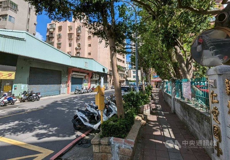 新北市景觀處指出,蘆洲區公所邀集專家學者就水湳街31株小葉欖仁行道樹木生長狀況進行會勘與診斷評估,經健檢及風險評估後,26株有傾倒風險及公共安全疑慮,預計15日後進場施工移除。(翻攝照片)中央社記者王鴻國傳真 114年6月1日