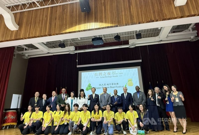 出席多倫多「台灣之夜」的加國3級政要與駐多辦事處及多倫多「海外青年文化大使」(FASCA)義工合影。中央社記者胡玉立多倫多攝 114年6月1日