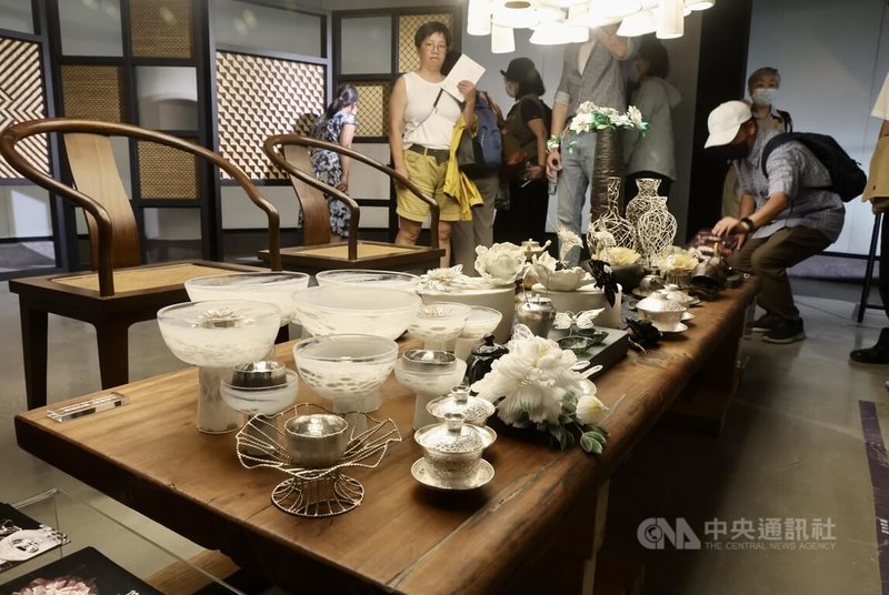 國立台灣工藝研究發展中心舉辦「位來•2025台灣工藝展」,1日在台北當代工藝設計分館登場,展場分為「守藝」、「竹聲」、「茶筵」3大展區,並以「茶」與「竹」兩大文化素材為展覽主軸,集結工藝家參與展出。中央社記者張皓安攝 114年6月1日