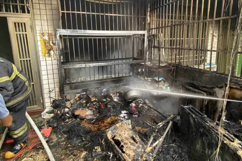 台南市鹽水區一處透天厝民宅1日上午發生火警,燃燒1樓車庫及客廳,其中70歲婦人一度受困3樓陽台,由消防人員救出,輕微嗆傷送醫。(讀者提供)中央社記者楊思瑞台南傳真 114年6月1日