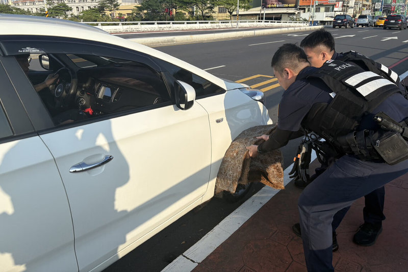 台南市1輛自小客車日前因行駛時不斷冒出白煙引起巡邏員警注意,警方攔停查看才發現車輛右前方輪胎處已捲入大片椰子墊,員警幫忙將部分椰子墊拉出,椰子墊已出現些微焦黑。(警方提供)中央社記者楊思瑞台南傳真 114年6月1日