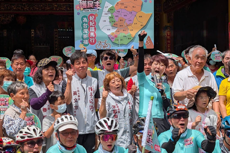 民進黨立委陳亭妃(持麥克風者)舉辦「顧台灣護民主妃妃鐵馬隊」,騎遍台南37行政區,1日進行最後一天行程;她說,這次不是一次性活動,而是一場台南人對台灣民主的深情告白。(陳亭妃服務處提供)中央社記者楊思瑞台南傳真 114年6月1日