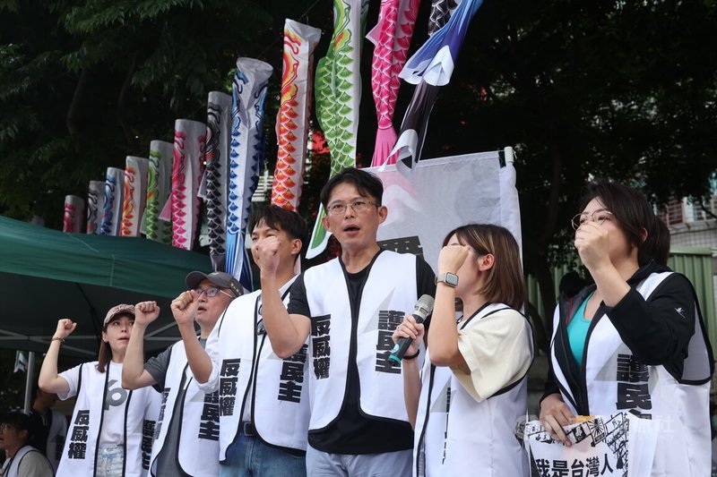 民眾黨主席黃國昌(右3)1日下午到北投參與由「掃除綠衛兵」志工發起罷免民進黨立委吳思瑤的連署攤位外宣講,他說,罷免吳思瑤行動有很多風風雨雨,甚至有領銜人受不了壓力萌生退意,在這個運動最緊急、最需要支持時,民眾黨站到第一線,要幫民眾黨前主席柯文哲討一個最基本公道。中央社記者吳家昇攝 114年6月1日
