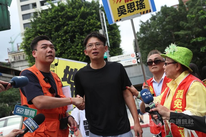 民眾黨主席黃國昌(左2)1日下午在捷運北投站旁,出席罷免民進黨立委吳思瑤團體「地動刪瑤」召集人賴苡任(左)舉辦的連署活動,但因罷團未申請捷運站場地使用權,黃國昌快閃離去。中央社記者吳家昇攝 114年6月1日