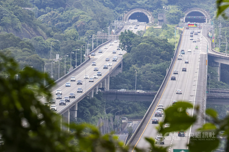 端午連假最後一天,交通部高速公路局預估車潮以收假返家車流為主。圖為國道3號木柵段1日午後車多,南下方向一度湧現車潮。中央社記者鄭清元攝 114年6月1日