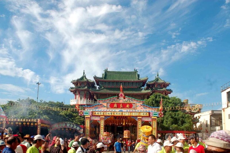 澎湖龍門村安良廟創建於康熙51年,雍正11年重修時命名為「聖真殿」,光緒34年重修改為「安良廟」,迄今300多年,為當地信仰中心,廟方在李府王爺聖誕前夕,成立恭送代天巡狩楊朱張三府千歲回天繳旨籌備委員會,籌劃完成送王大事。中央社 114年6月1日
