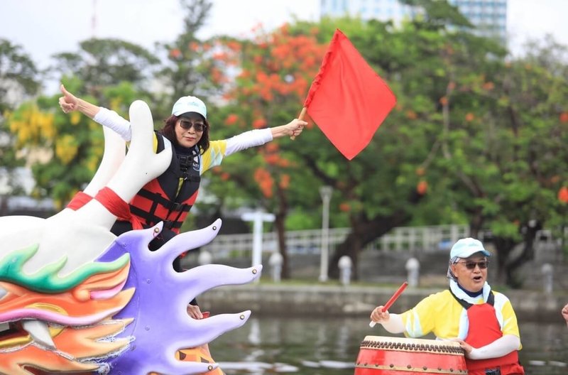 2025高雄端午嘉年華暨龍舟錦標賽1日進行國際友誼賽,市府、議會及美、日代表隊在愛河上競速,最後由議會隊奪得冠軍。(高雄市議會提供)中央社記者蔡孟妤傳真 114年6月1日