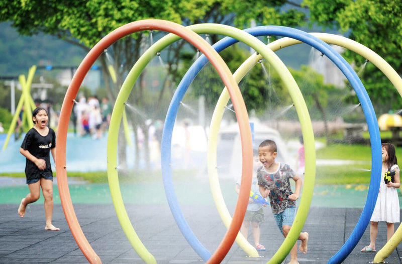 台北市政府工務局水利工程處宣布,「大佳河濱公園戲水區」、「百齡左岸小蟹戲水區」等啟動噴水,6月和9月噴水時間為每週六、日及國定假日。(台北市水利處提供)中央社記者楊淑閔傳真 114年6月1日