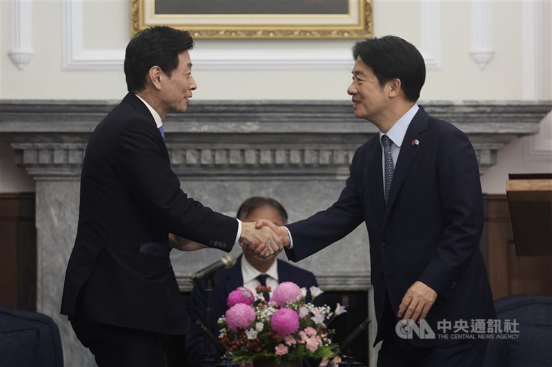 圖為賴總統5月5日接見日本前經濟產業大臣、眾議員西村康稔（左）訪團。（中央社檔案照片）