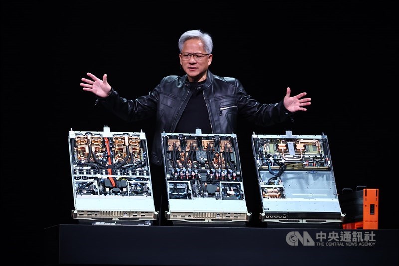 為降低導入AI門檻,國科會5年將投入超過30億元打造「台灣智慧系統整合製造平台」,為中小企業或新創提供AI軟硬體系統設計及試製一站式服務。圖為輝達執行長黃仁勳在2025年COMPUTEX主題演講畫面。(中央社檔案照片)