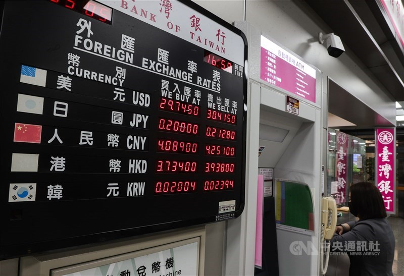 新台幣暴力升值,首當其衝為擁有龐大海外資產的壽險業,也促使壽險業申請適用外匯價格變動金新制,這項新制有助於抵銷匯兌損失。圖為台北松山機場台灣銀行外匯匯率表。(中央社檔案照片)