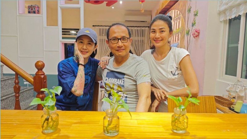 演員艾偉（中）到台東拍攝大愛劇「生命的麥田」，女兒艾娃（左）特地到片場探班，與劇中飾演艾偉女兒的演員洪小鈴（右）合影。（大愛提供）中央社記者洪素津傳真  114年6月1日