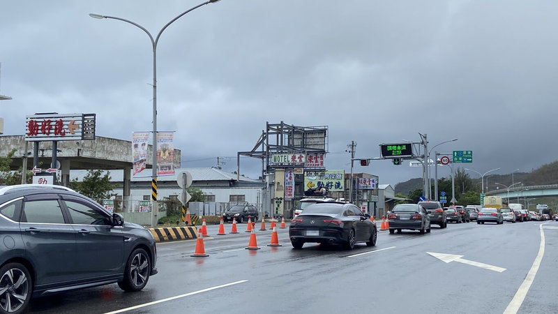 端午節連續假期最後一天,往返墾丁及台東要道台1線1日中午過後出現北返車潮,屏東警方從下午1時許調撥車道紓解車流。(屏東縣枋寮警分局提供)中央社記者李卉婷傳真 114年6月1日