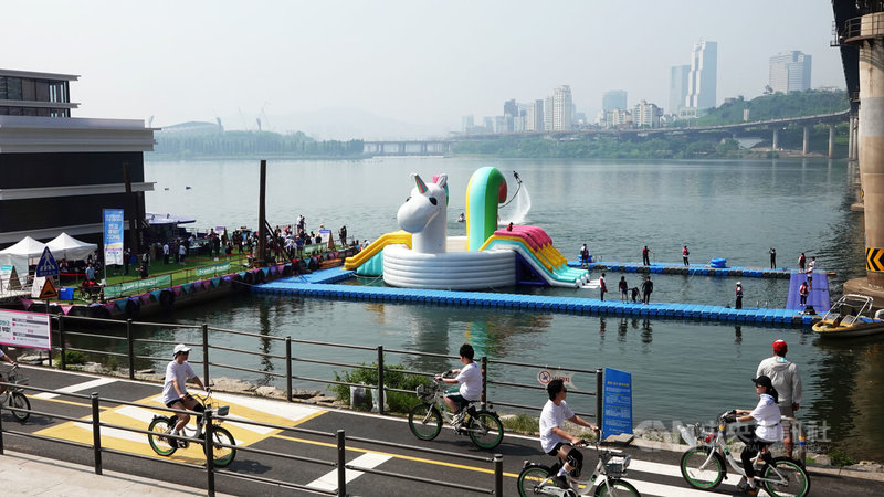 休閒式鐵人3項活動周邊除水上樂園外,今年首次利用漢江設置水上活動區域,事前或現場報名的民眾可拍攝跳水紀念照等,還可以乘坐遊艇欣賞沿岸風光。中央社記者廖禹揚首爾攝 114年6月1日