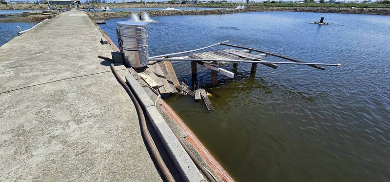 70歲陳姓男子1日疑失足跌入高雄市茄萣區自家魚塭,上午被家屬發現漂浮在魚塭水面上,陳男被救起時已無呼吸心跳,送醫不治。(高雄市政府消防局提供)中央社記者張已亷傳真 114年6月1日