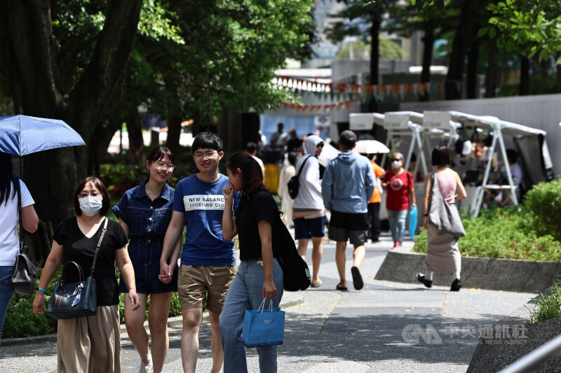 圖為中山雙連線形公園散步逛街民眾。(中央社檔案照片)