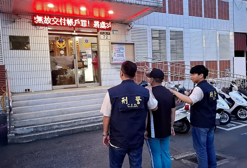 剛退役林姓男子(左2)涉嫌虐貓,警方擔心林男退役後不易尋人,31日特與動保處人員赴營區外逮人,詢後將林男函送檢方偵辦。(新北市動保處提供)中央社記者黃旭昇新北市傳真 114年5月31日