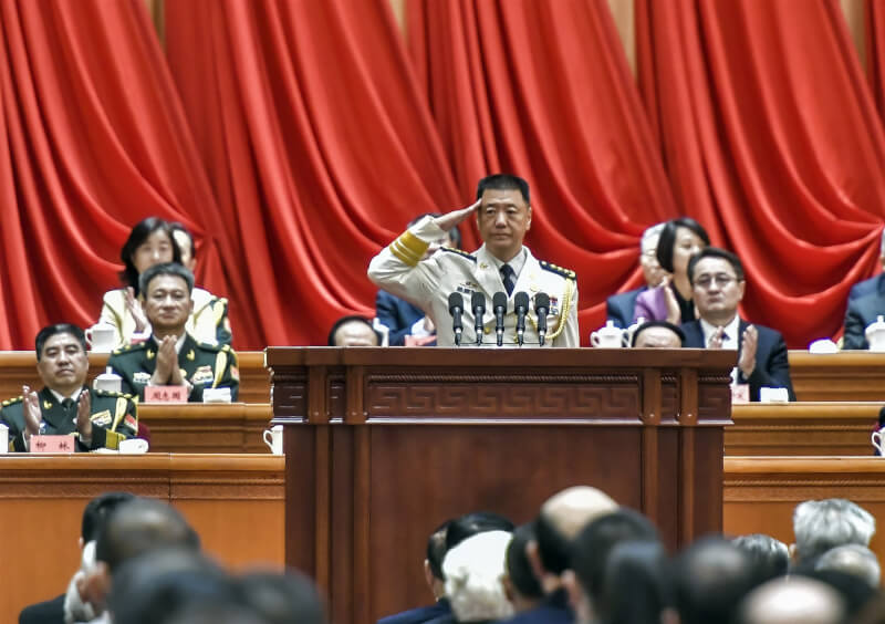 圖為去年10月苗華（立者）在新疆國際會展中心宣讀中共中央、國務院與中央軍委致新疆生產建設兵團成立70週年賀詞。（中新社）