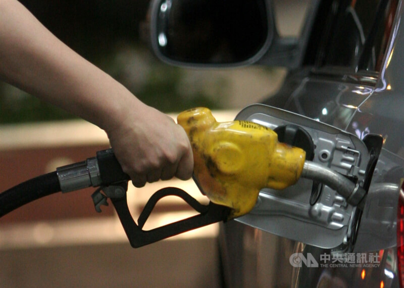 中油加油站的加油車輛。(中央社檔案照片)