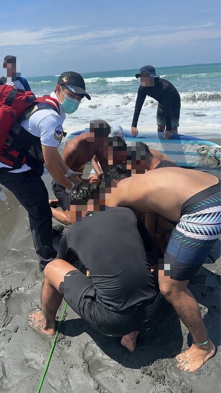 30歲許姓男子1日與女友到高雄市旗津區衝浪溺水,警消合力救援,將許男緊急送往醫院救治,許男經搶救仍宣告不治。(高雄市政府警察局鼓山分局提供)中央社記者張已亷傳真 114年6月1日
