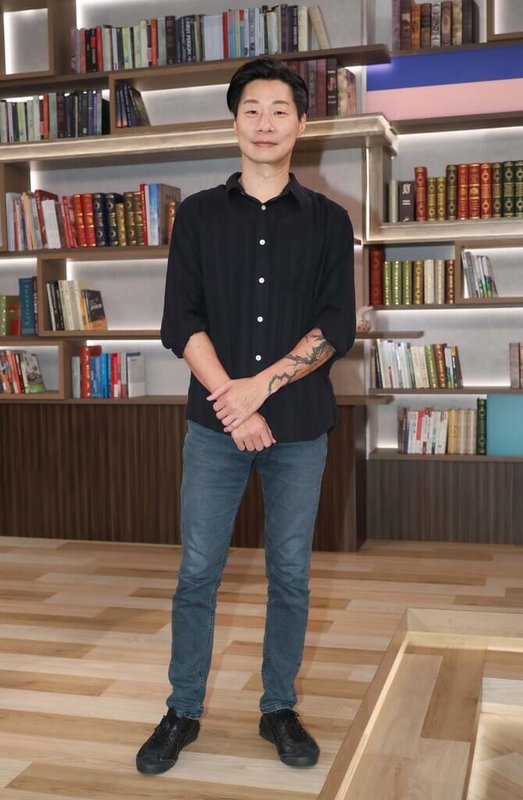 前立委林昶佐將出任駐芬蘭代表,近日他接受節目專訪,觸動內心的脆弱,提到走進重金屬音樂的原因之一,就是要宣洩父親家暴帶給他的壓抑,身上刺青也是用來遮掩當時留下的傷口。(三立提供)中央社記者洪素津傳真 114年6月1日