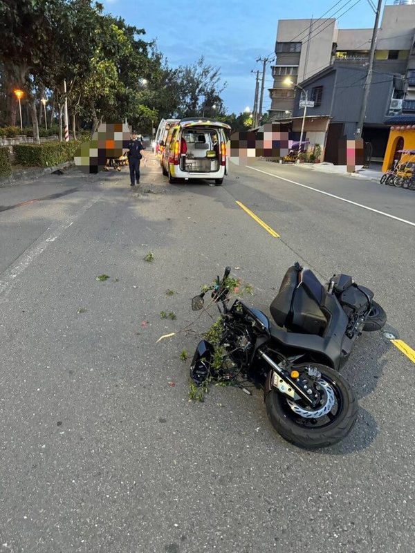 菲律賓籍歐姓男大生1日騎機車載同國籍的蘇姓男大生,沿高雄市旗津區旗津三路行駛,行經一處彎道時不明原因自撞,蘇男當場死亡、歐男送醫不治。(高雄市政府警察局鼓山分局提供)中央社記者張已亷傳真 114年6月1日