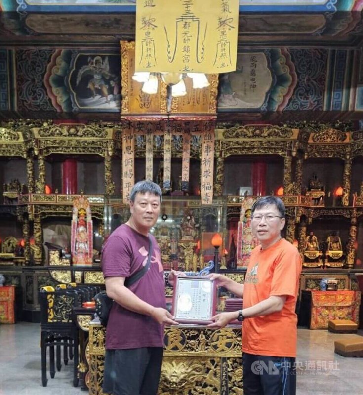 澎湖縣湖西鄉龍門安良廟主祀李府王爺,廟方在王爺聖誕前夕,成立恭送代天巡狩回天繳旨籌備委員會,籌劃民國117年(戊申)恭送楊朱張三府千歲回天繳旨的盛大宮廟活動,主委一職由蘇文鈞(右)接下。中央社 114年6月1日