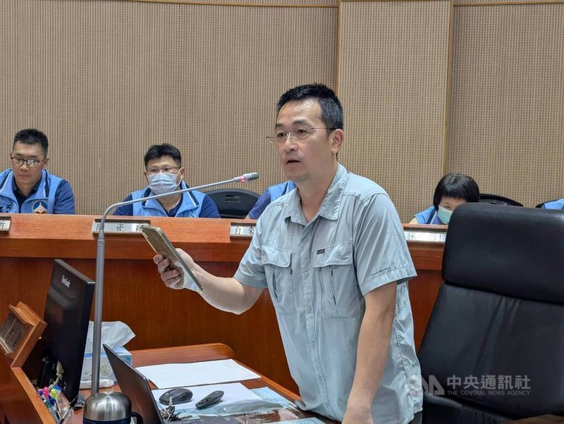 金門縣議會第8屆第5次定期會,2日下午縣政總質詢議程中,無黨籍議員董森堡(前)針對棋牌社、麻將館等場館管理議題,要求縣府訂定相關自治條例。中央社記者吳玟嶸攝 114年6月2日