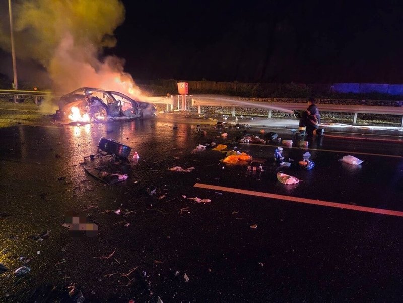 林姓男子2日凌晨開車行經高雄市田寮區中寮隧道出口時,車輛因不明原因撞擊護欄及橋墩,隨後失控滑行至外側車道起火燃燒,事故造成林男當場死亡,而火勢由消防人員在1時19分撲滅。(國道公路警察局第五公路警察大隊提供)中央社記者張已亷傳真 114年6月2日