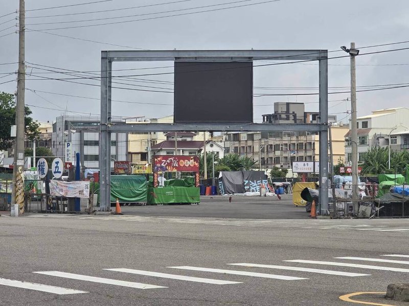 台中市42歲王姓男子1日在清水區五權路夜市和友人聊天,突遭人持斧頭砍傷,送醫無生命危險;警方初步了解,持斧頭者與王男為兄弟關係,因家產糾紛,感情不睦,警詢後依殺人未遂罪嫌將王男移請台中地檢署偵辦。(民眾提供)中央社記者趙麗妍傳真 114年6月2日