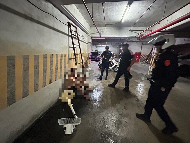 通緝犯蔡姓男子(左)1日開車違停在基隆福一街,警員盤查時,疑心虛逃至附近地下室,還以電風扇攻擊警員;警方以辣椒水制伏,並搜出毒品等證物,詢後將蔡男依法偵辦並解送歸案。(讀者提供)中央社記者王朝鈺傳真 114年6月2日
