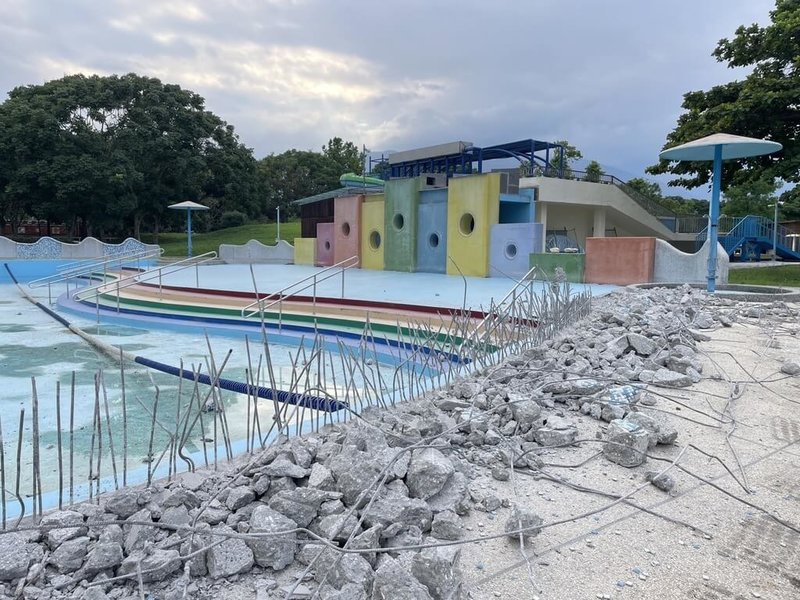 每年夏天受小朋友歡迎的知卡宣綠森林親水公園近期整修，民眾反映施工聲響明顯，擔心影響遊憩品質；無黨籍縣議員楊華美指出，希望相關單位加強施工公告與說明，讓民眾充分了解施工內容及可能影響。（縣議員楊華美提供）中央社記者李先鳳傳真  114年6月2日