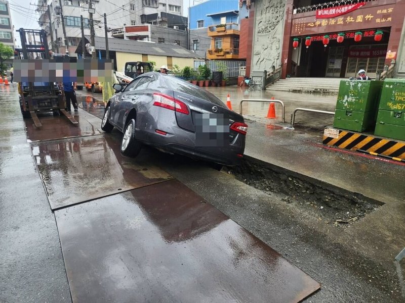 高雄市政府水利局在岡山區進行污水下水道埋管工程,62歲蘇姓男子2日欲進入工區旁保養廠保養車子,請義交人員開放封閉道路的臨時交維設施,讓車輛得以駛入,過程中蘇男車輛不慎掉入管溝。(高雄市政府警察局岡山分局提供)中央社記者張已亷傳真 114年6月2日