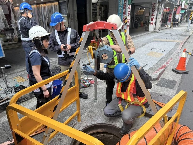 新北市政府水利局2日表示,因極端氣候及短延時強降雨影響,大量雨水瞬間混入污水系統,為避免污水管滿水位,可能造成家庭污水無法排出或甚至發生倒灌,將於35處重要節點設置液位計,監測水位並即時應變。(水利局提供)中央社記者王鴻國傳真 114年6月2日
