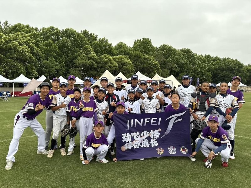 桃園市代表台灣參加小馬少棒亞太區賽事,2日依序以17比0、4局擊敗上海宏文勇士隊,以及3比0擊敗北京勁飛猛虎隊,順利拿下單日2連勝。圖為賽後球隊合影。(球隊提供)中央社記者謝靜雯傳真 114年6月2日