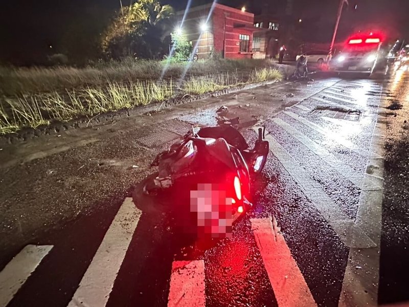 陳姓男子2日騎機車行經高雄市橋頭區成功北路，疑未注意車前狀況，與薛姓腳踏車騎士碰撞後，倒地滑行並撞上安全島，頭部等處嚴重受創身亡；薛姓男子肢體擦挫傷、意識清楚，由救護人員協助送醫治療。（高雄市警察局岡山分局提供）中央社記者張已亷傳真 114年6月2日