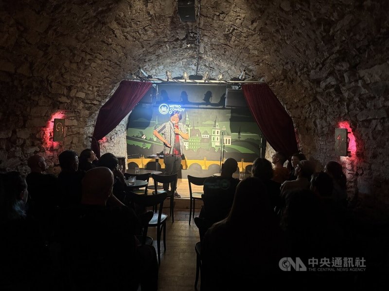 台灣單口喜劇演員黃冠文登布拉格藝穗節,幽默講述他與前任的戀愛經歷,吸引捷克、美國、英國與西班牙等國觀眾到場聆聽。中央社記者劉郁葶布拉格攝 114年6月2日