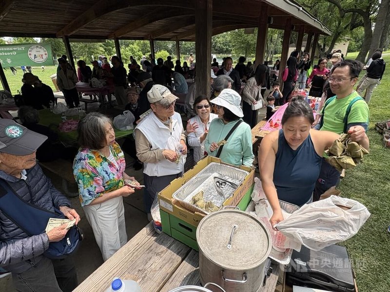 華府台灣同鄉會肉粽節1日在馬里蘭州波勒公園舉行,老中青三代踴躍參與。中央社記者鍾佑貞馬里蘭州攝 114年6月2日