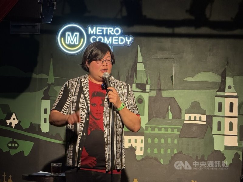 來自台灣、現居英國的台灣單口喜劇演員黃冠文,在布拉格藝穗節演出Andrews Are the Worst。這部作品延續他一貫的幽默風格,聚焦他與名為Andrew的前任們的戀愛經歷,將個人經歷轉化為喜劇表演。中央社記者劉郁葶布拉格攝 114年6月2日