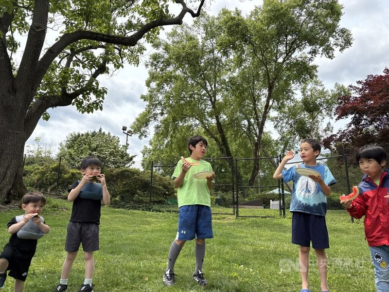 華府台灣同鄉會1日在馬里蘭州波勒公園舉行肉粽節及吃西瓜大賽,圖為吃西瓜大賽兒童組參賽者。中央社記者鍾佑貞馬里蘭州攝 114年6月2日