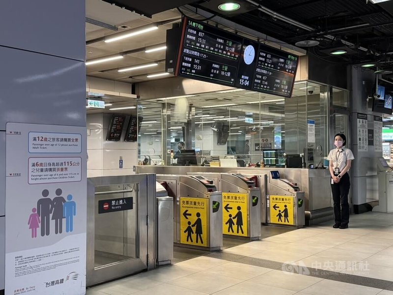 台灣高鐵4月發生有列車經過板橋站時未開車門讓旅客下車事件,駕駛記一大過,督導以上主管,也分別核予申誡及警告。圖為高鐵台北站閘門。中央社記者余曉涵攝 114年6月2日
