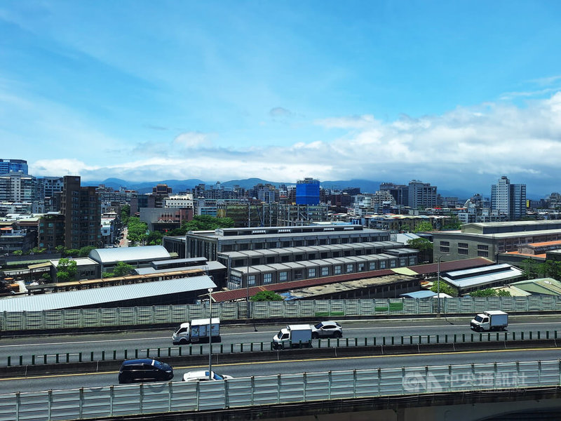 全台主要都會區買氣趨冷，其中台北市今年5月買賣移轉棟數僅為1732棟，為六都中最低，也是自2003年以來5月同期新低數據。圖為台北市街景。中央社記者何秀玲攝  114年6月2日