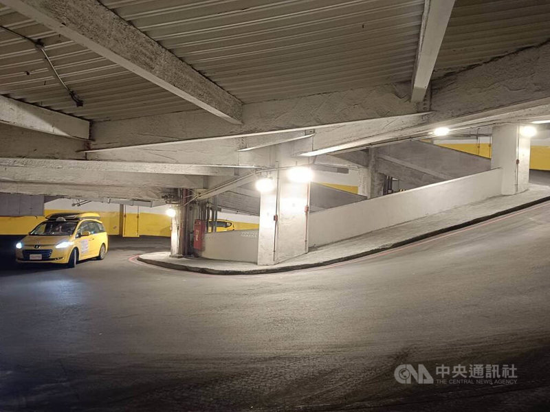 建商擬在基隆市虎仔山開發建案規劃新闢道路,主線道隧道長度約300公尺,但施工期間居民常通行的「迴車塔」(圖)捷徑將封閉7個月,居民憂心將造成不便,且完工後將不再供車輛通行。中央社記者王朝鈺攝 114年6月2日